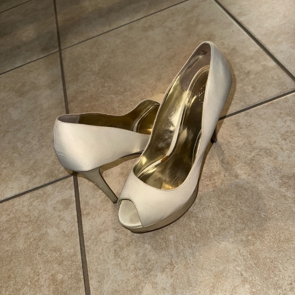 Unforgettable Moments Vintage OG Cream Gold Peep Toe Heel Shoes